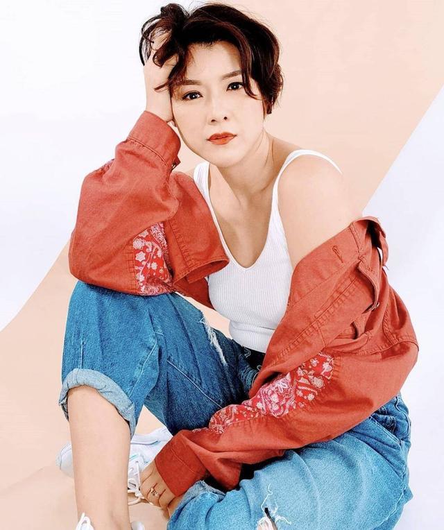 陈茵媺换上了新的发型,陈茵微亦在文中提到自己六个月后终于剪了头发