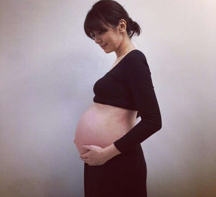 看着她43岁高龄出生的第三子女波妞时的怀孕照片,齐头发的贾静雯,穿