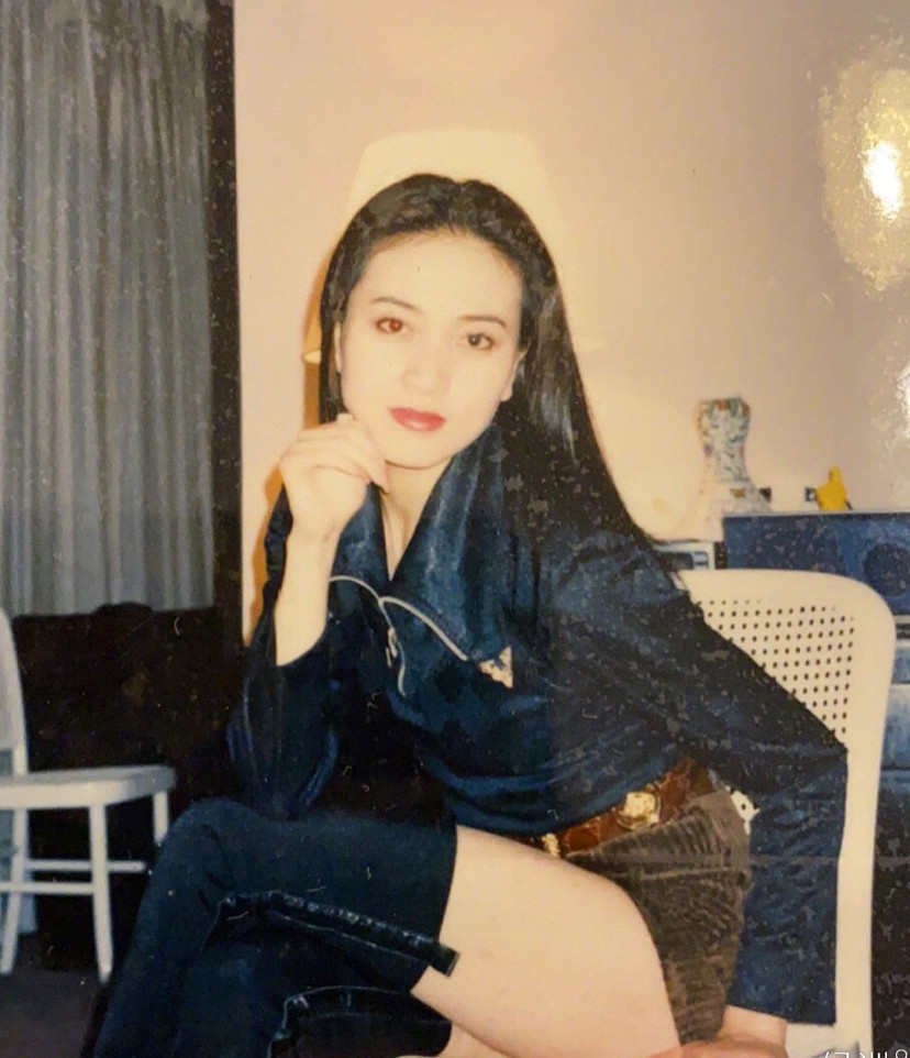 宋妍霏晒妈妈年轻时的照片不当明星可惜了