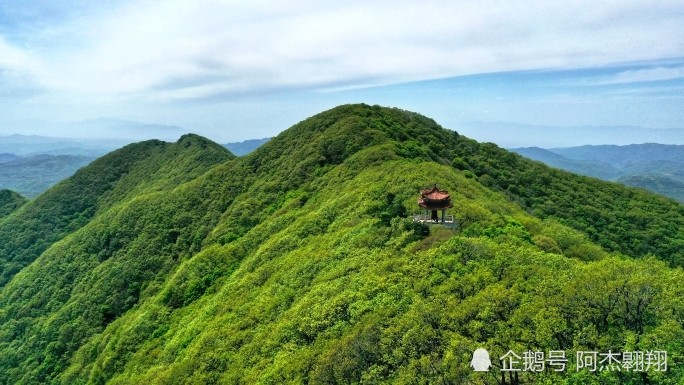 河南三门峡甘山国家森林公园夏天茫茫林海白云蓝天山峦叠翠