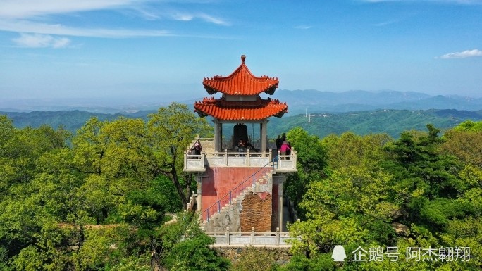 河南三门峡甘山国家森林公园夏天茫茫林海白云蓝天山峦叠翠