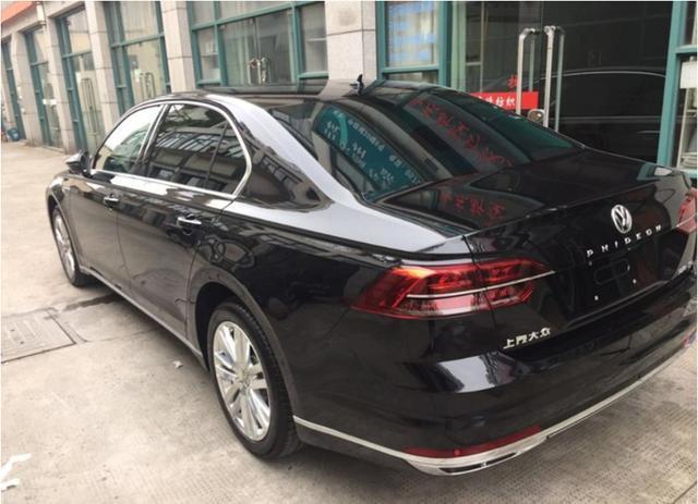 大众辉昂又降价落地24万开出100万的面子档次不输奔驰s级