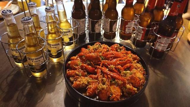 这样喝啤酒等于在玩命