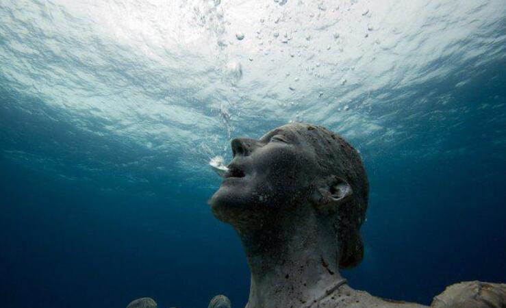 人溺水后肉体不应该沉入水中吗?为什么最后还会漂浮起来?_腾讯新闻