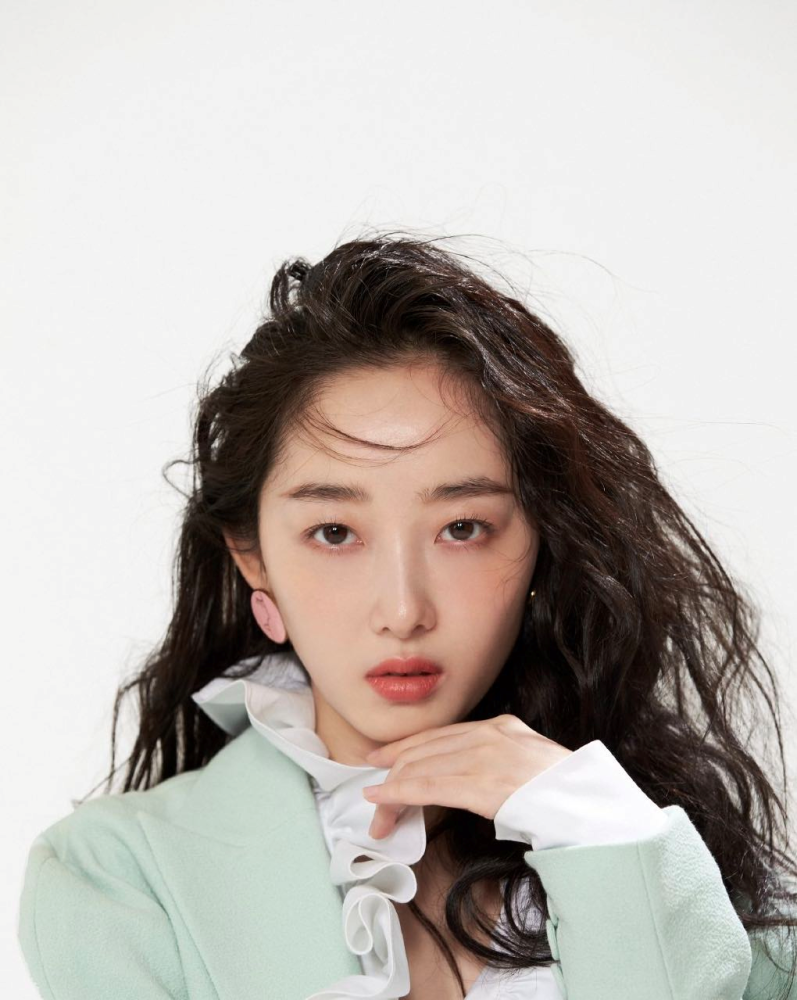 蒋梦婕真有个性穿西服搭配百褶裙女人味十足减龄又时髦