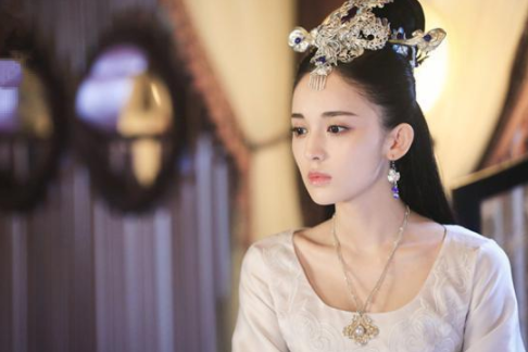 古装剧中戴银色头饰的女星:唐嫣霸气侧露,李冰冰冷艳,最后一位一眼万