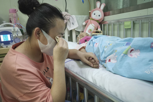 萱萱看着来来往往的护士阿姨说:"妈妈,打针的时候我都忍着不哭,怕你