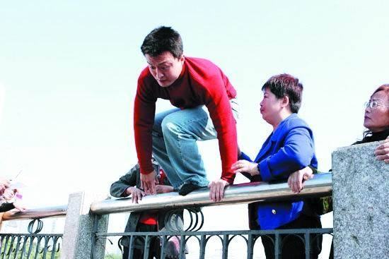 28岁孟祥斌为救轻生女子而牺牲感动金华人其妻女后来怎么样了