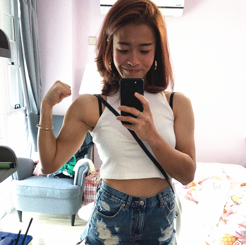 洗米华|洗米华24岁儿子与女友隔空秀恩爱，女方比他大1岁，且身材更健硕