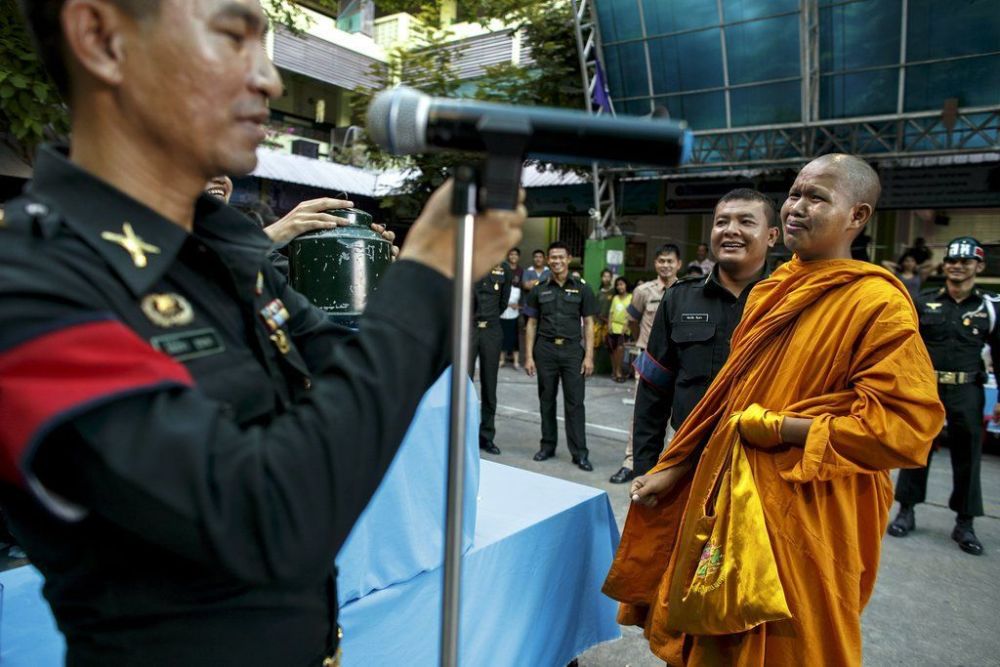 有种征兵叫"泰国",现场抽烟,被抽中的人表情就像进监狱一样