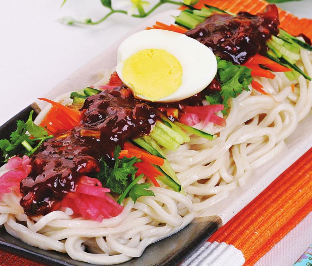 懒人最爱的炸酱拌面,把想吃的菜码放碗中,筷子拌匀就可以开吃