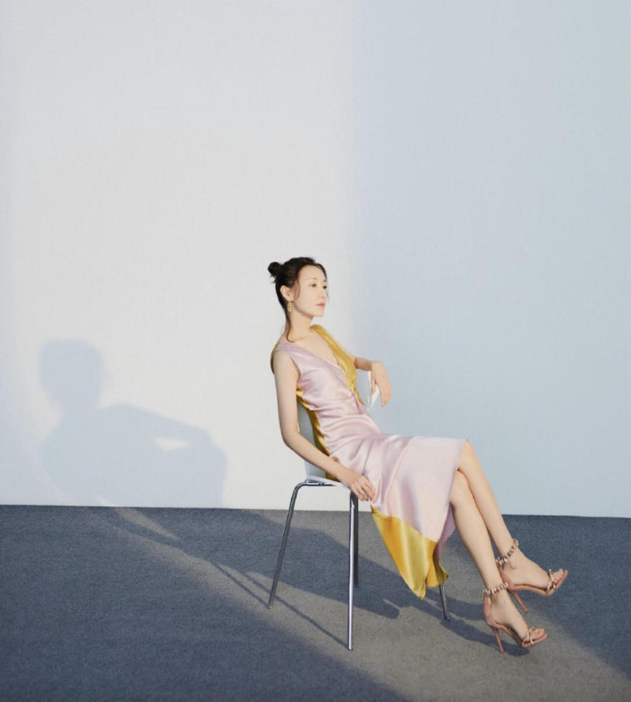 高露气质全开,身穿一袭连衣裙,两种颜色拼接得恰到好处,美呆了_腾讯