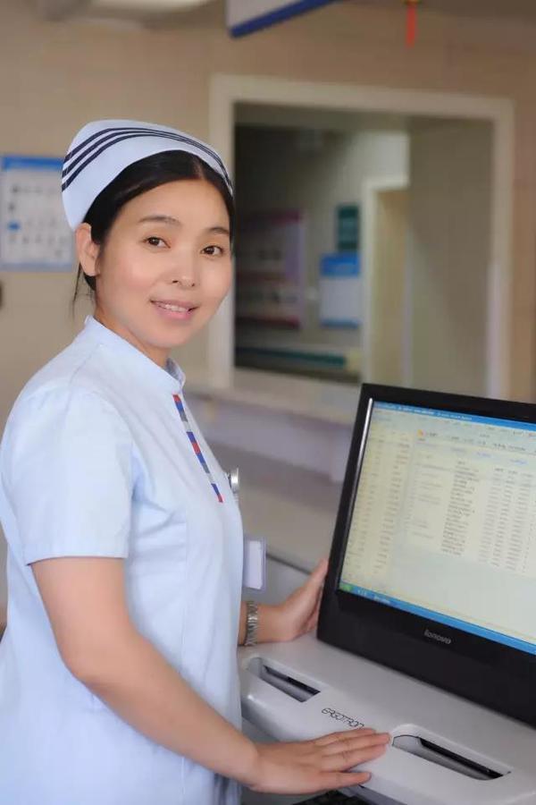 而我们今天要讲述的这位"超人"护士,就是燕尾帽有着三道杠的郑州人民