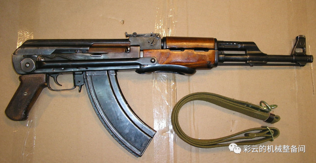 aks第1型,aks代表折叠枪托.