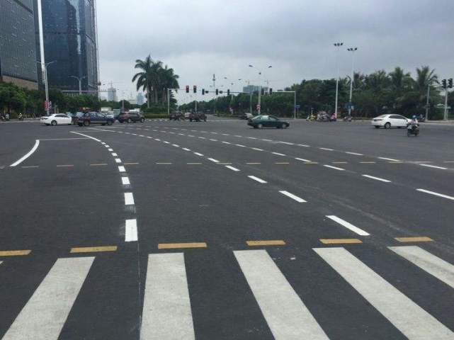 现在城市里的车流量特别大,在一些比较大的十字路口处,经常有一些车辆