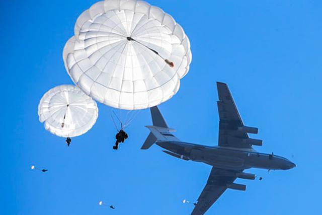 降落伞极限8000米俄空降兵在北极万米高空跳伞只为完成数据测试
