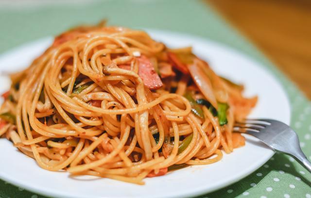 拿坡里意大利面酸甜可口让你胃口大开,红色酱汁浓郁做出异域风味