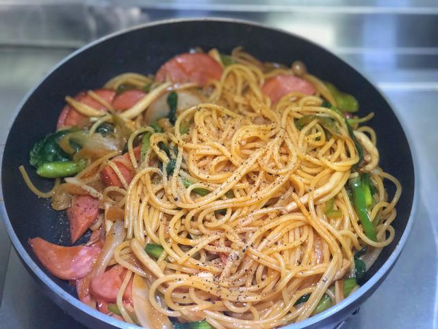 拿坡里意大利面酸甜可口让你胃口大开,红色酱汁浓郁做出异域风味