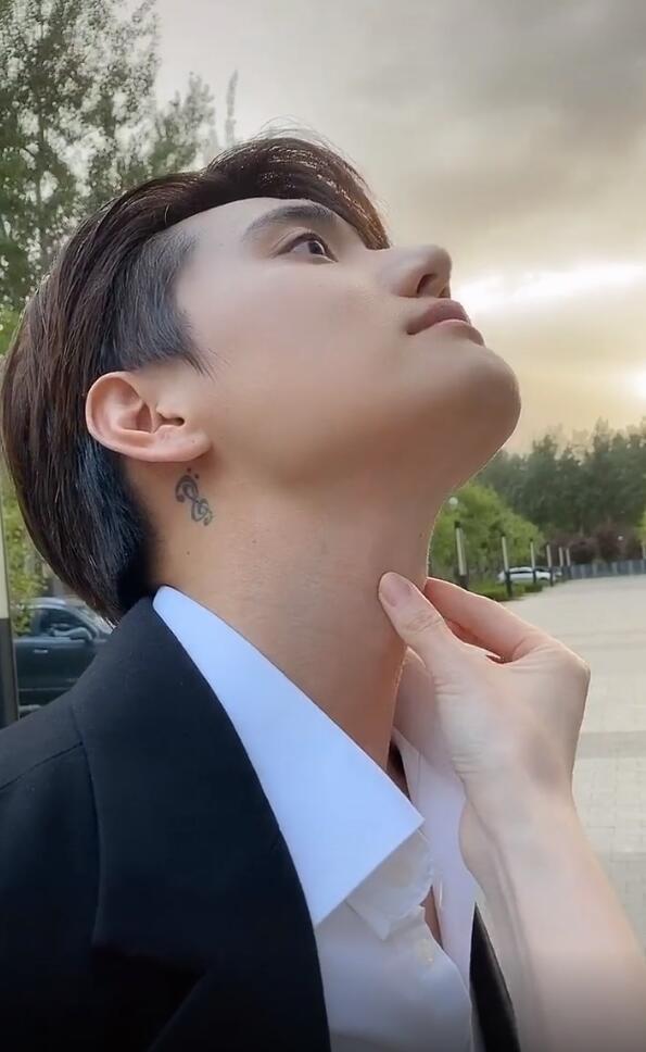 张檬表白小五自称喉结控摸男友喉结获小五比心发出迷妹笑声