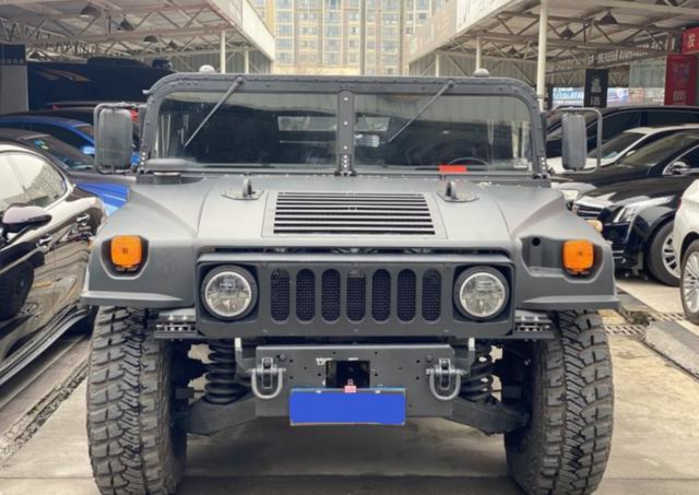 车行遇19款悍马h1防弹车 酷似猛士 得知价格后大家都闭口不言 腾讯新闻