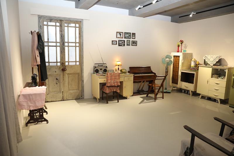 50-70年代以及80-90年代,散点式地选取各个时期具有代表性的上海家庭