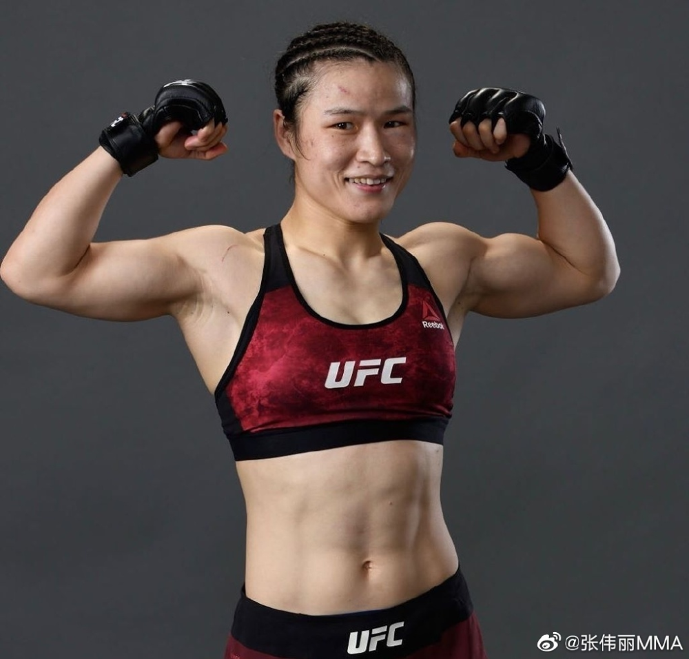 又飒又美张伟丽晒超酷写真秀完美肌肉线条网友配文脑洞大开