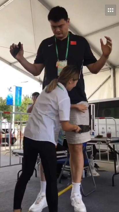 科比开超跑太憋屈,奥胖和女友成最萌身高差