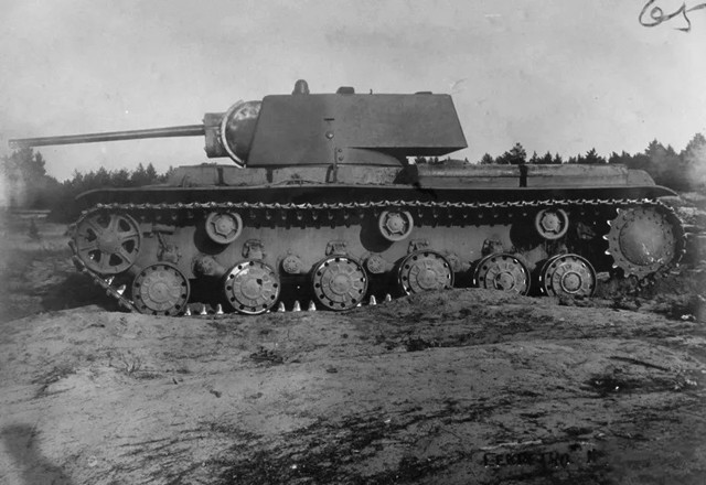 kv-1作为苏军早期的重型坦克,也曾如虎式坦克一般辉煌过,面对德军一众