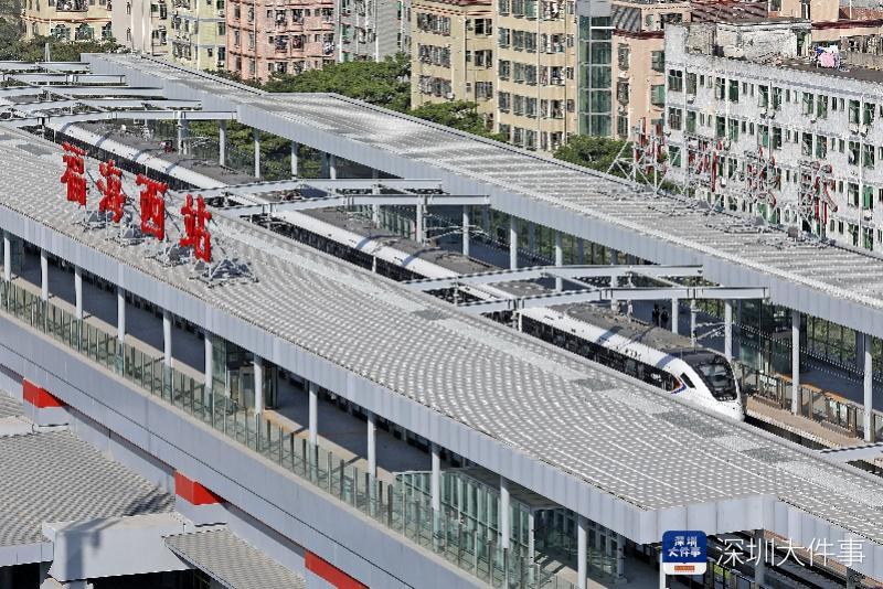 深圳宝安福海街道,穗莞深城际铁路,一列crh6型城际动车组开出福海西站