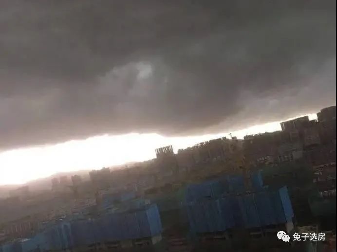 黑雨虐城 11级狂风 吹乱发际线 你还上班返学 腾讯新闻