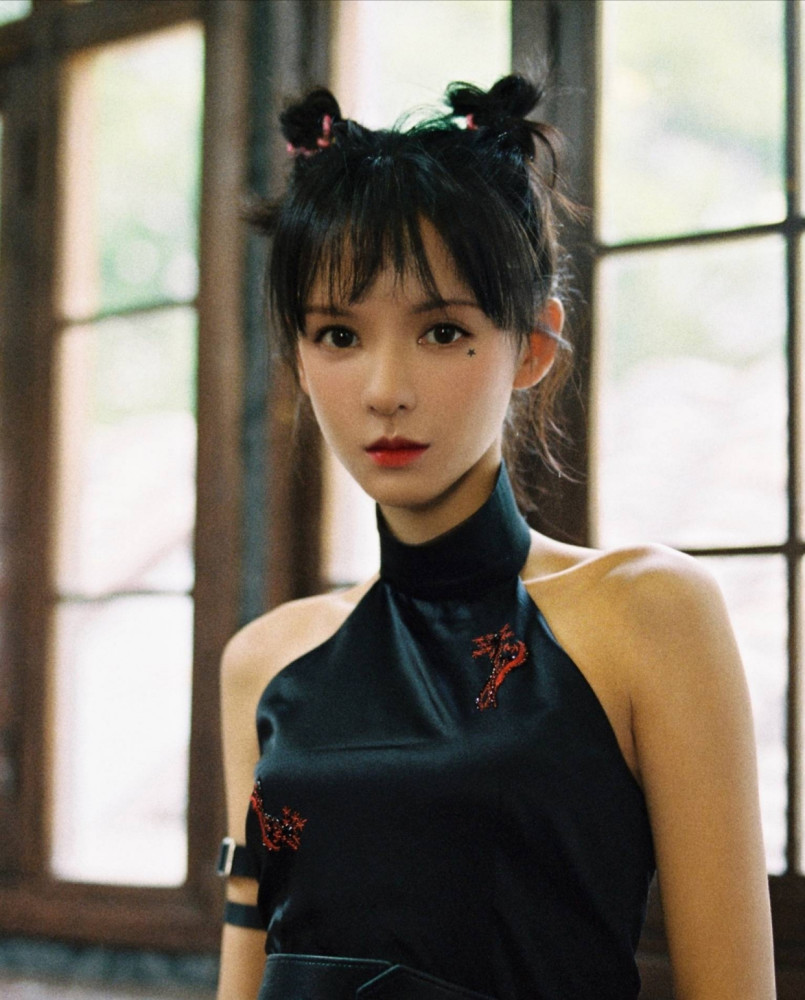 哪吒丸子头配黑色改良旗袍,又甜又酷