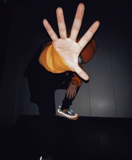 pgone大方晒自拍,摆拍姿势回归正常,还故意透露自己