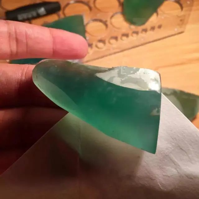 高冰晴|切涨的木那翡翠原石，看着都流口水，太棒了！