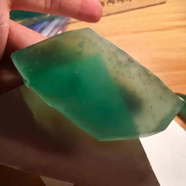 高冰晴|切涨的木那翡翠原石，看着都流口水，太棒了！