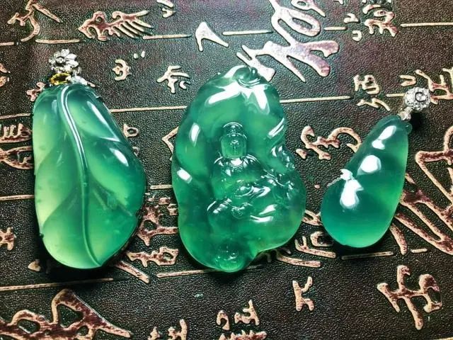 高冰晴|切涨的木那翡翠原石，看着都流口水，太棒了！