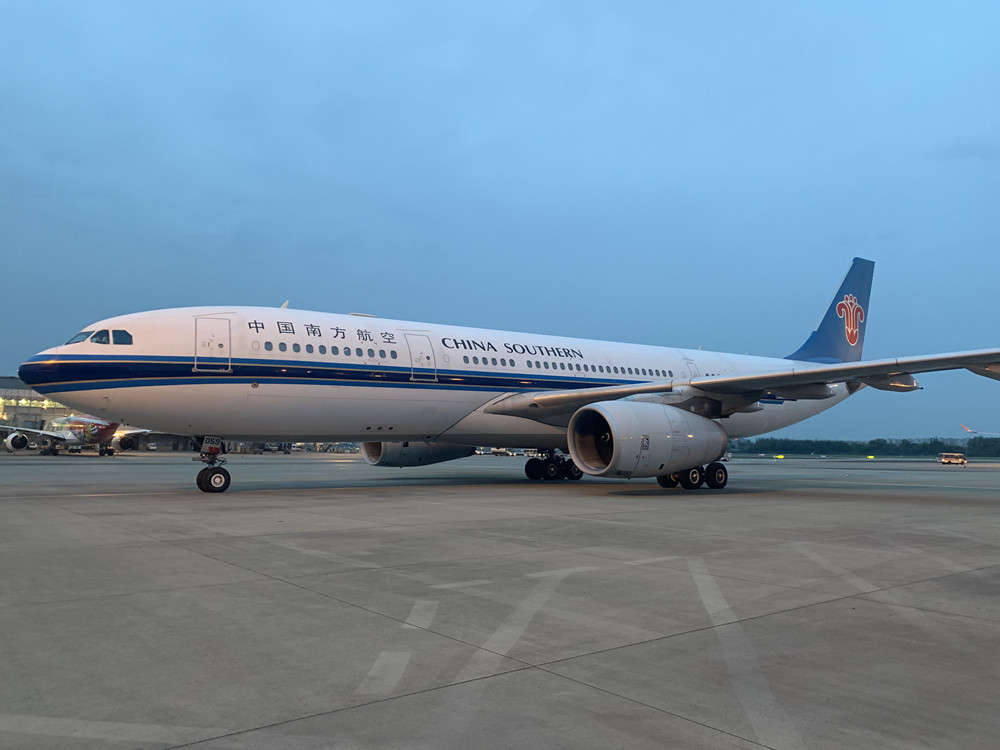 中国赴埃塞俄比亚和吉布提抗疫医疗专家组乘机抵达成都双流国际机场