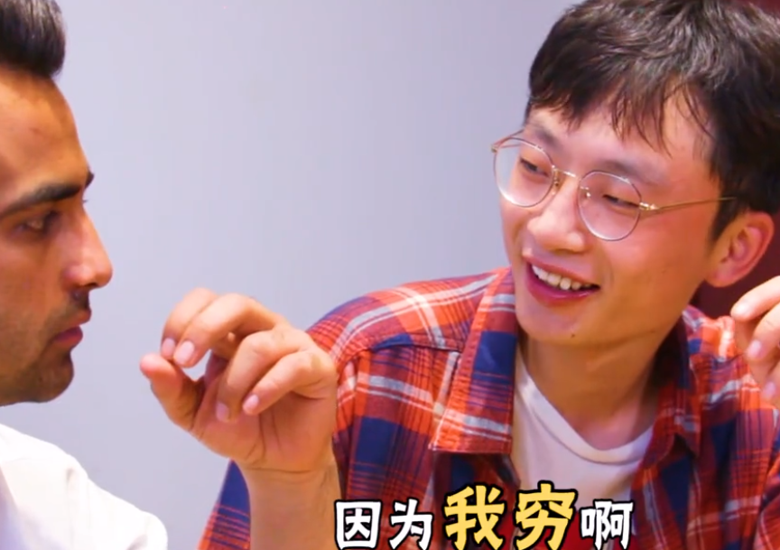 中国小伙请迪拜朋友吃饭,阵仗闹得挺大,一提钱就怂了
