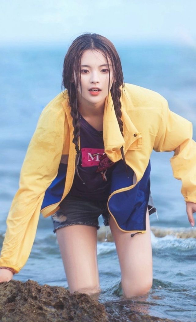 杨超越16岁旧照流出,看清她失去美颜庇护的颜值:上帝真不公平