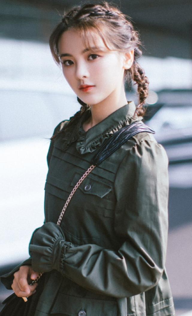 杨超越16岁旧照流出看清她失去美颜庇护的颜值上帝真不公平