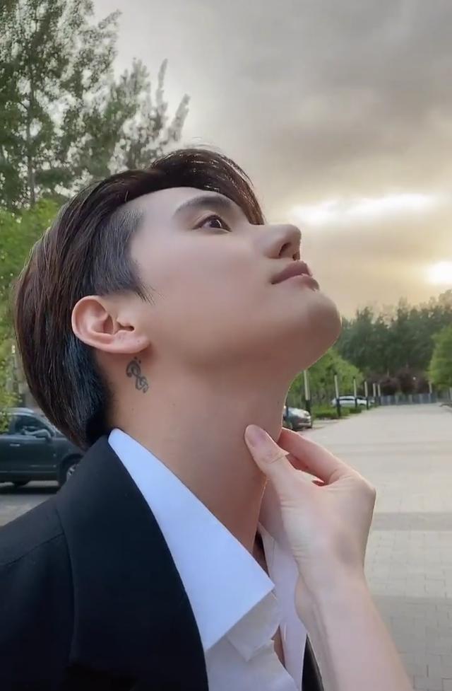 张檬公开恋情后合体秀恩爱捏喉结花式撒狗粮小五比心回应