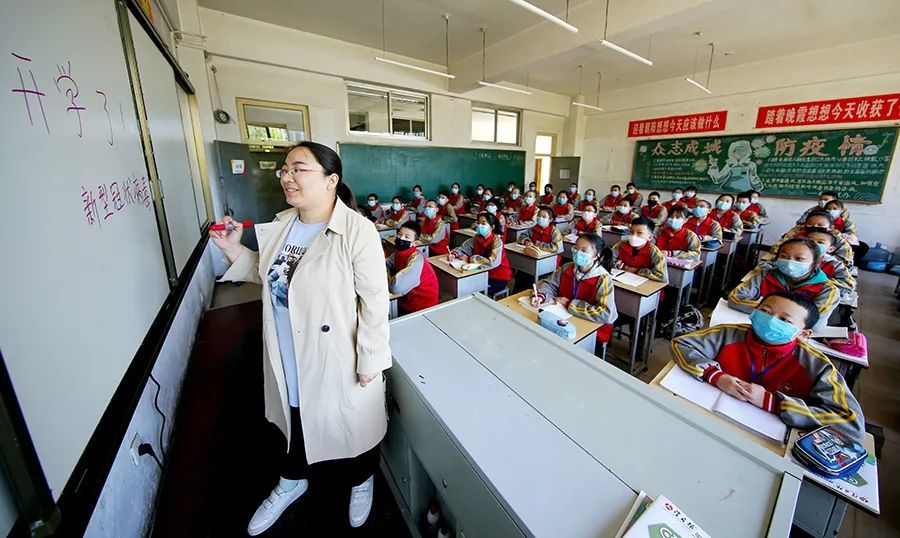 兴县东关中学制定了学生分段错峰,分餐进食,减少人员聚集的措施.