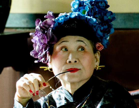 62岁患抑郁症被儿子带入娱乐圈69岁火遍全国今成中国最贵女演员