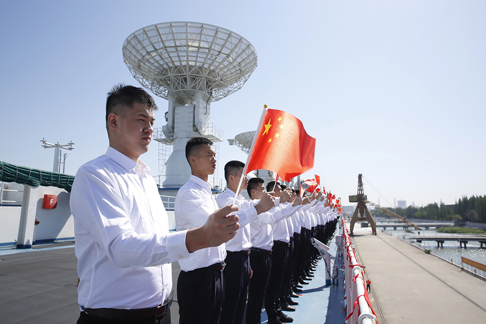 执行完长征五号b运载火箭首飞海上测控任务的远望5号船自太平洋凯旋!