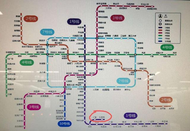 成都目前在运营的地铁线路一共有6条,市内交通已经非常便捷,还在修建