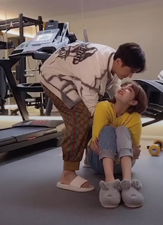 姜潮在健身房公主抱麦迪娜谁知刚离地就撑不住面部表情过于真实