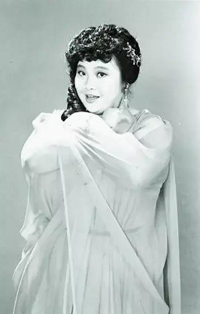 沈殿霞年轻时也很漂亮捧红丈夫却惨遭背叛留千万遗产含恨而终