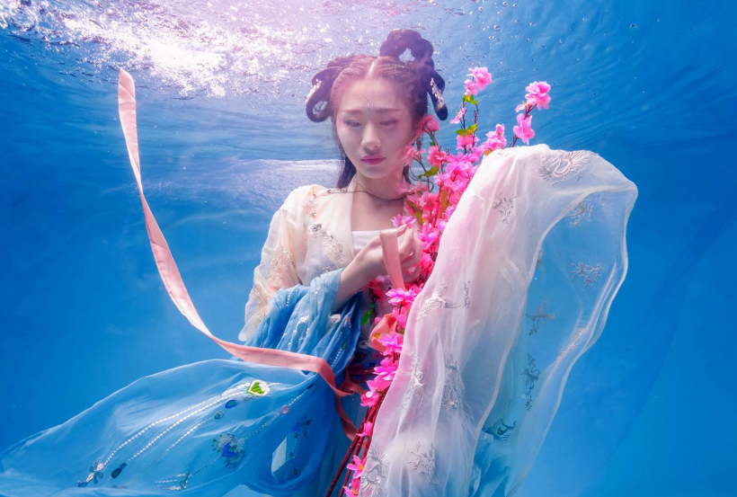 美女挑战水下化妆,出水的瞬间美呆了,一起来见识下吧