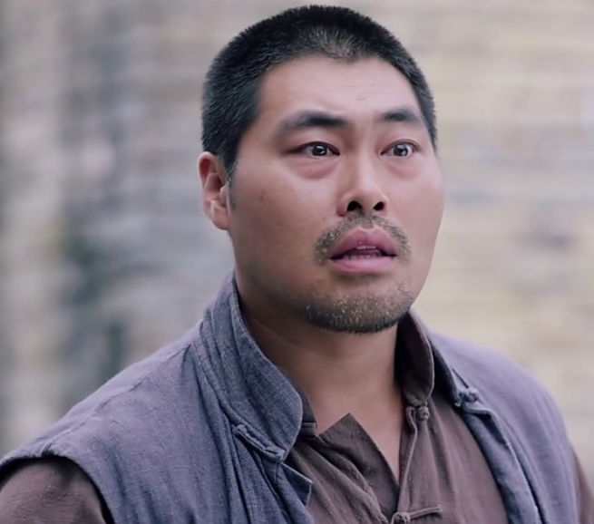 网友称"手撕哥",出生科班却被认为是草根,如今被抗日神剧阻碍到无戏可