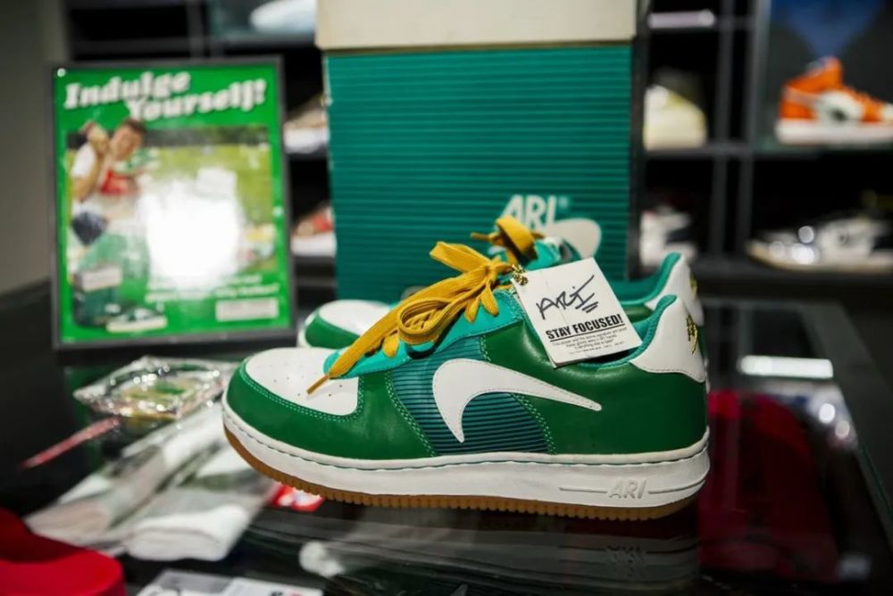 将香烟品牌 newport logo 移植到 nike air force 1 鞋型上,创造出