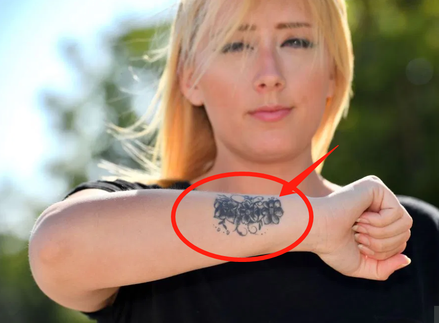 pua男精神控制女友纹上他名字宣誓主权女方报警后悲剧了